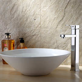 单孔单把冷热水龙头 现代卫浴空间的精致之选